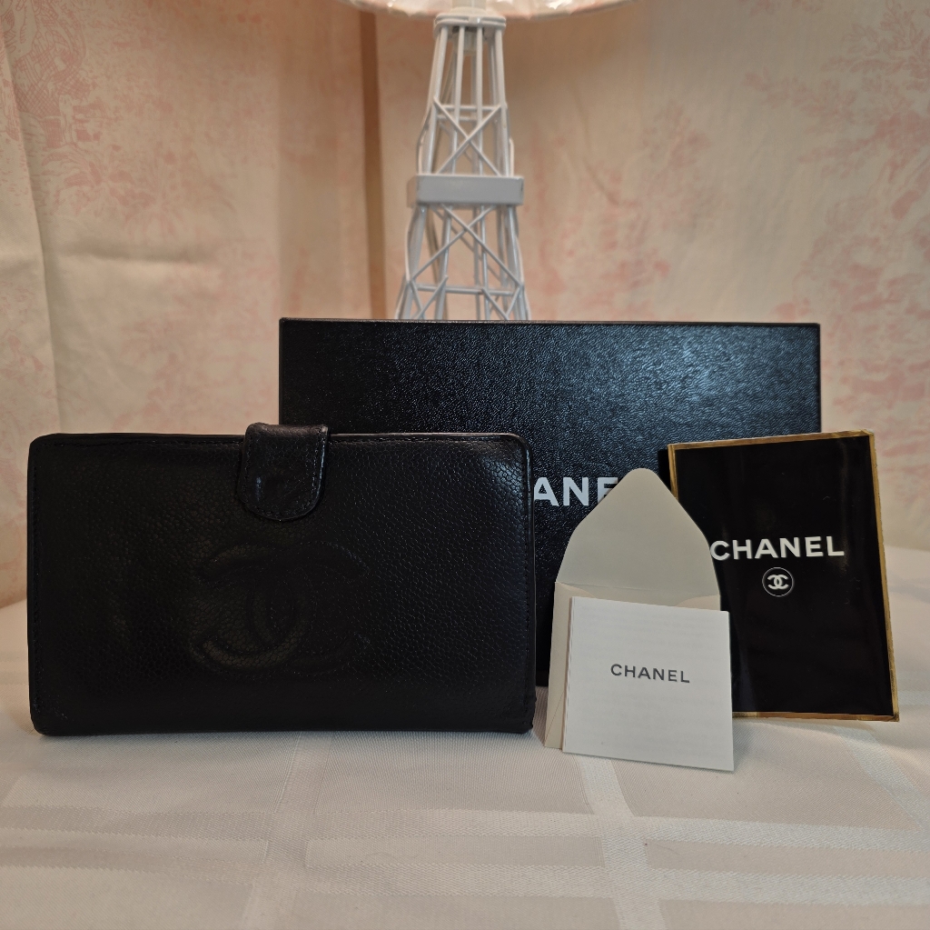 Chanel Classic Caviar Leather Wallet. Kisslock. Box,Papers,Restored